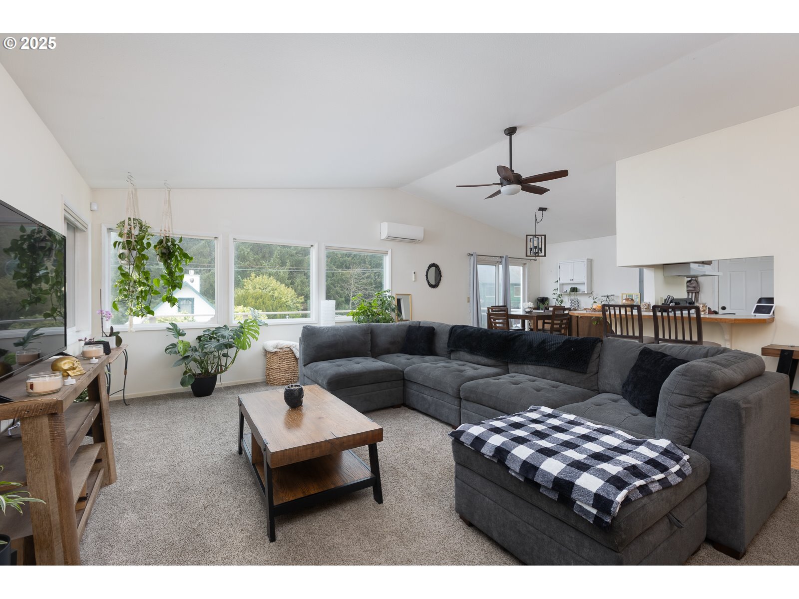 Property Photo: 2950 SW Beach Ave OR 97367