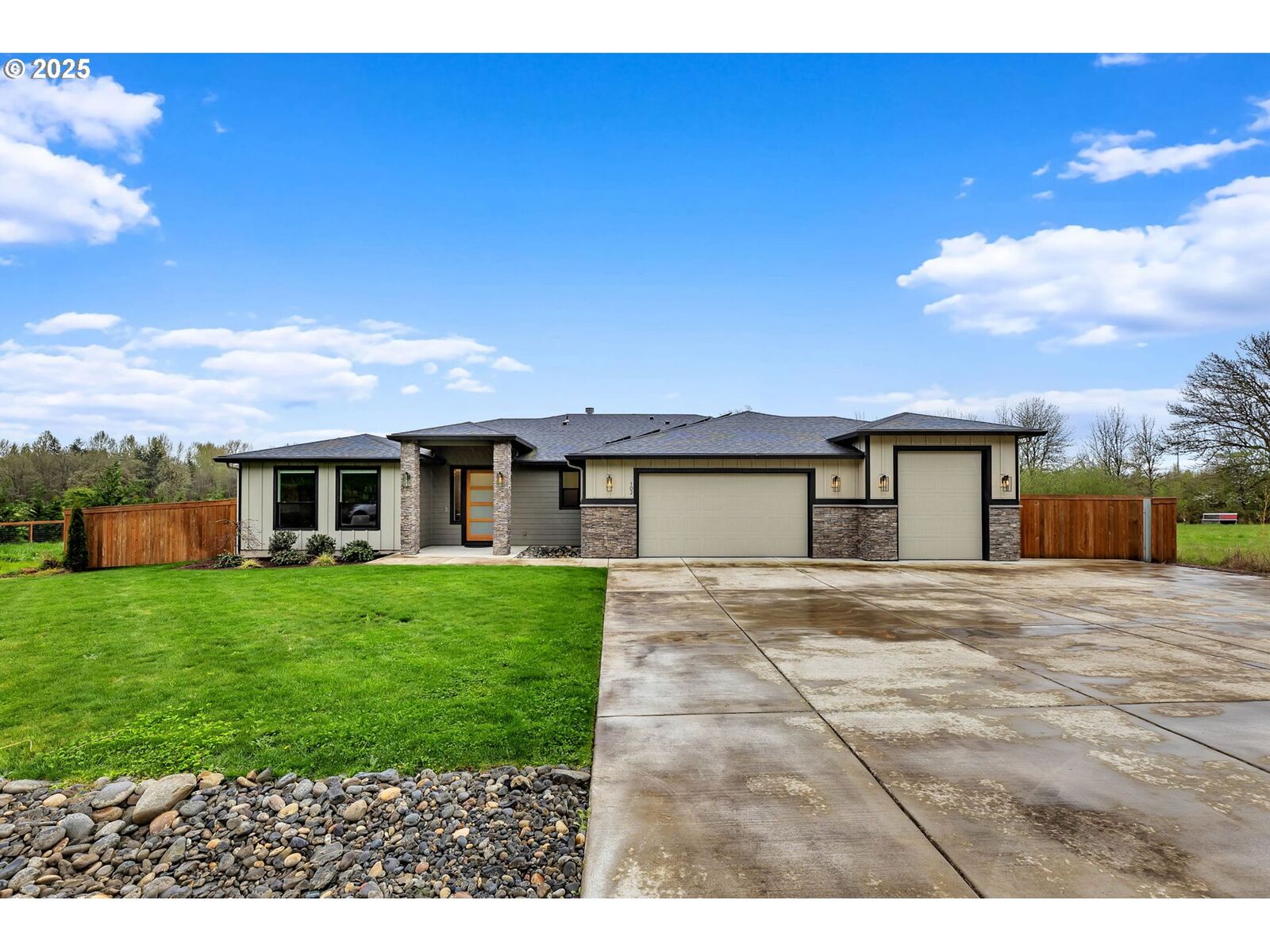 Property Photo: 102 SE 16th Ct WA 98604