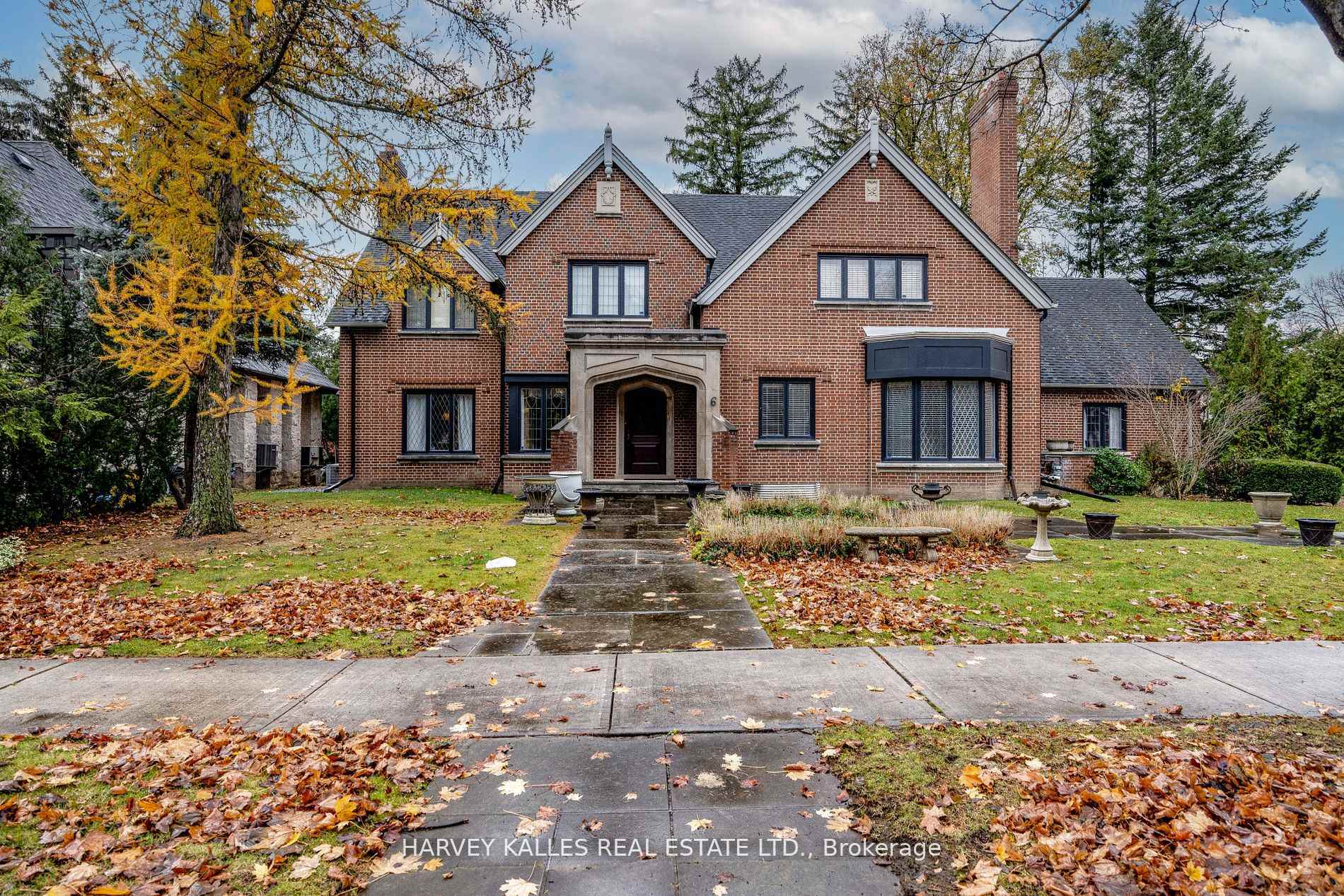 Property Photo: 6 Versailles Court ON M3B 2A9