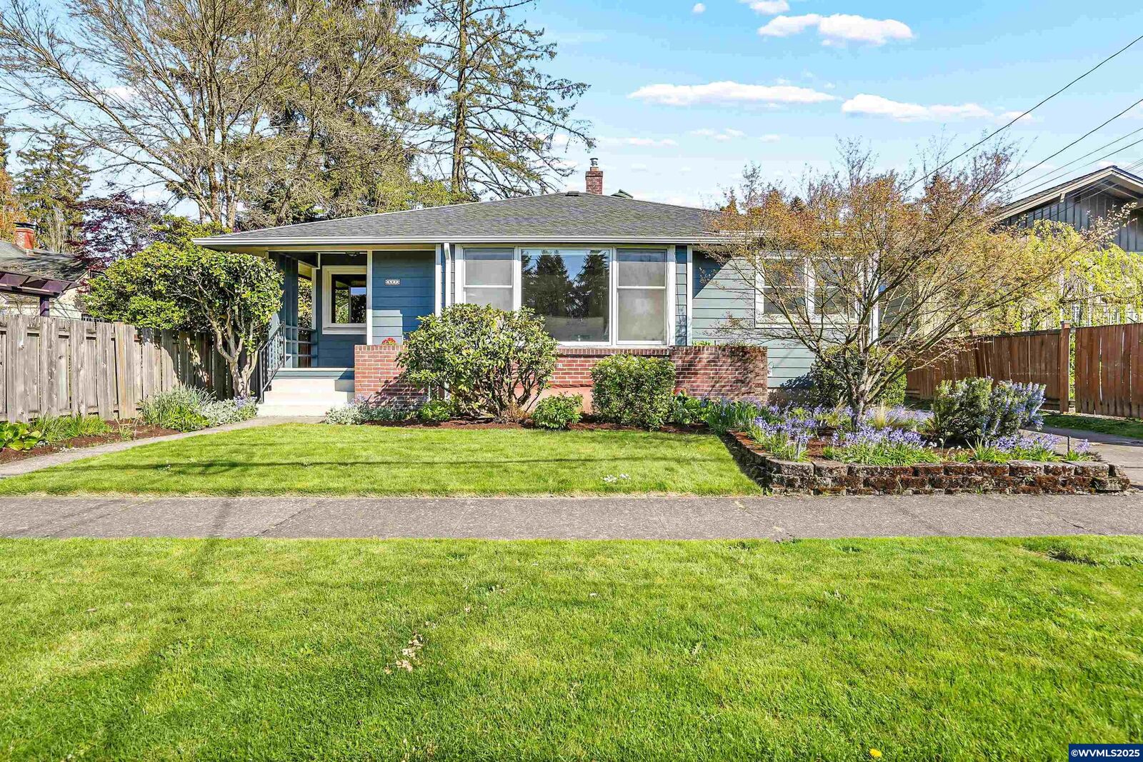 Property Photo: 527 NW 10th St OR 97330