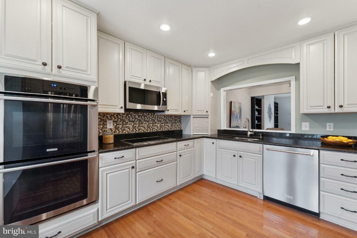 Property Photo: 9769 Lakepointe Drive VA 22015