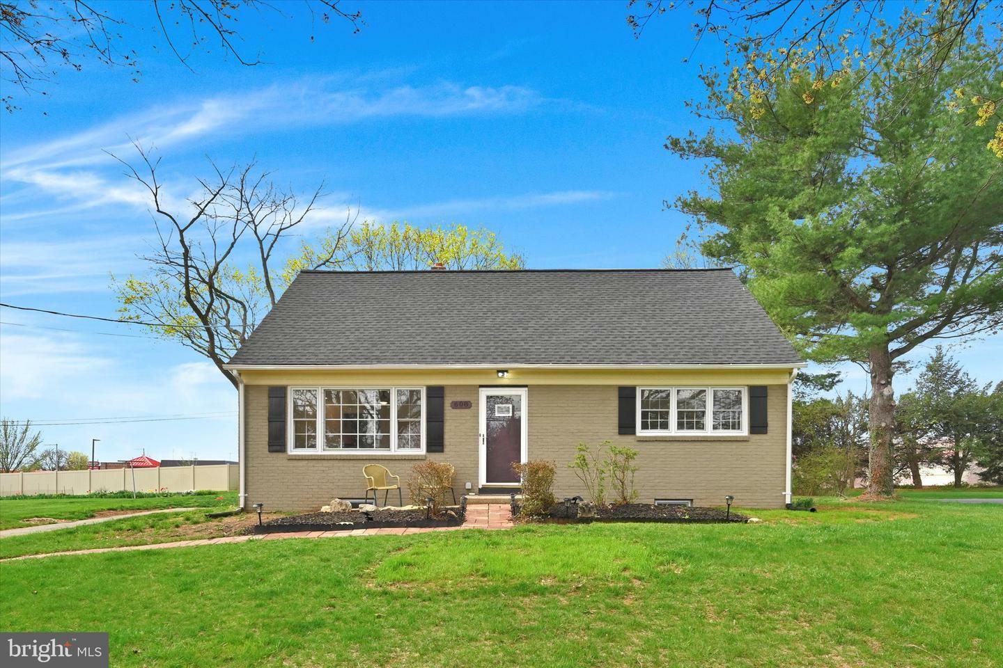Property Photo: 608 Enfield Drive PA 17601