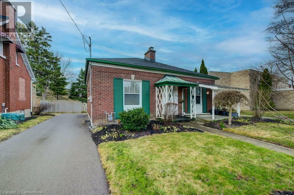 Property Photo:  139 Stirling Avenue South  ON N2G 3N8 