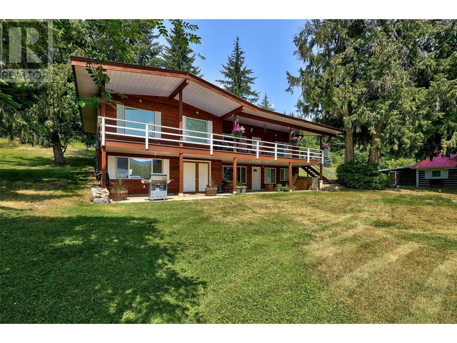 Photo de la propriété: 6297 Squilax-Anglemont Road BC V0E 1M7