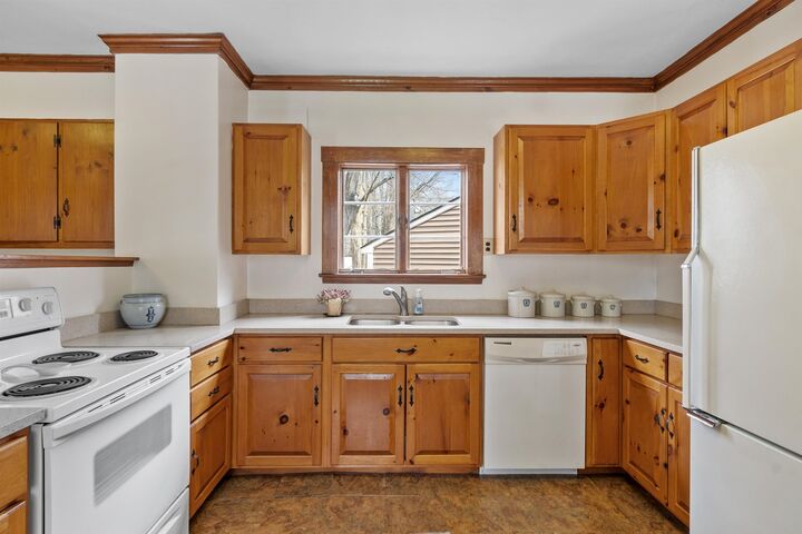 Property Photo: 10 Crescent Street NH 03086