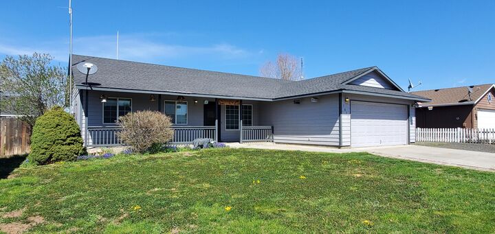 Property Photo: 1077 NE Mahogany Street OR 97754