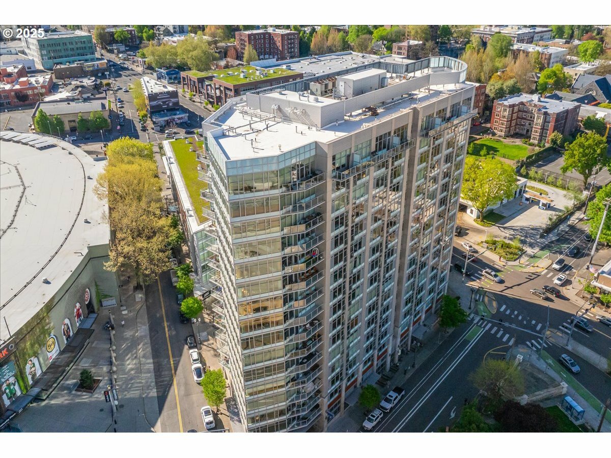 Property Photo: 1926 W Burnside St 1319 OR 97209