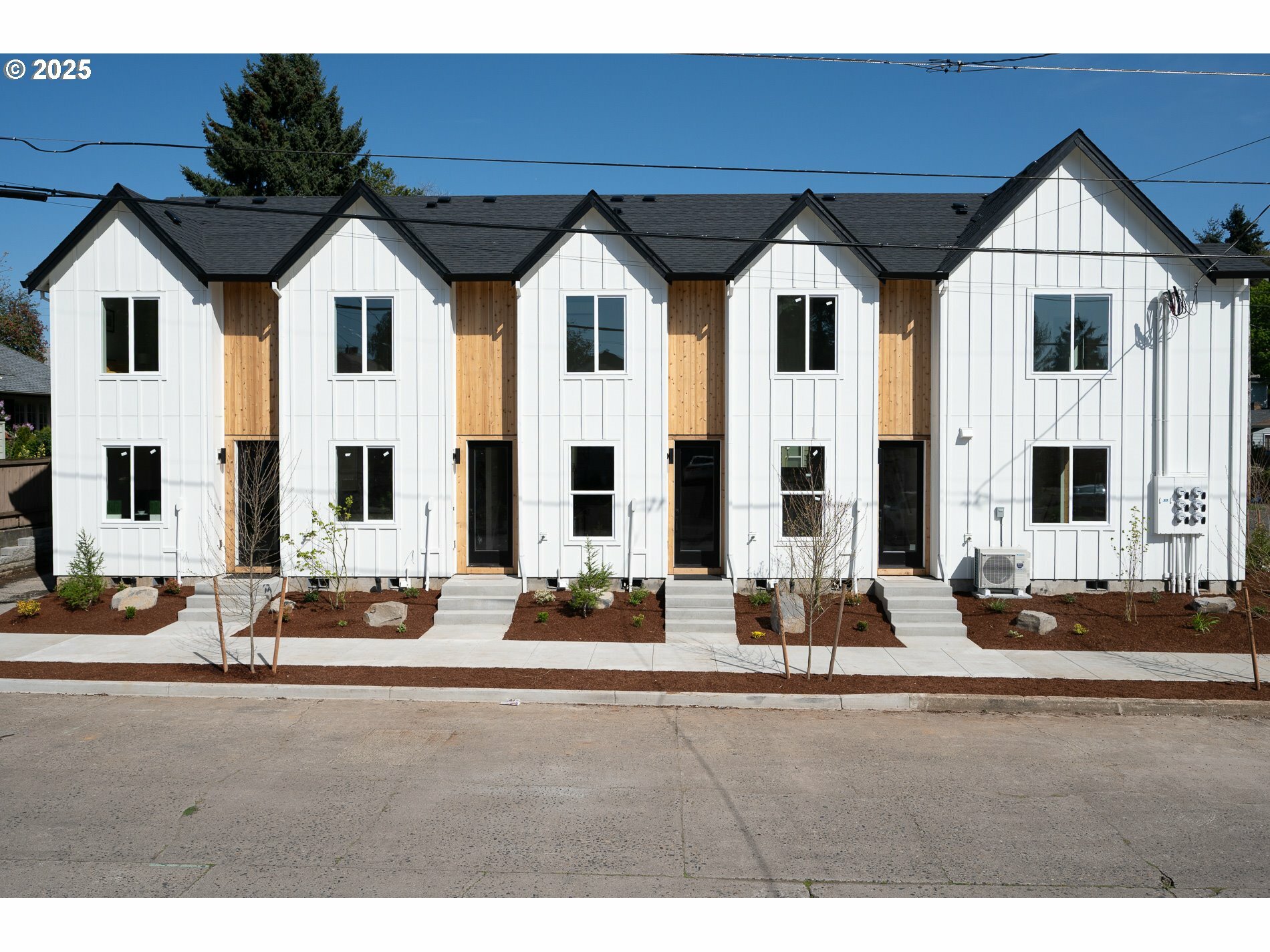 Property Photo: 320 NE 58th Ave OR 97213