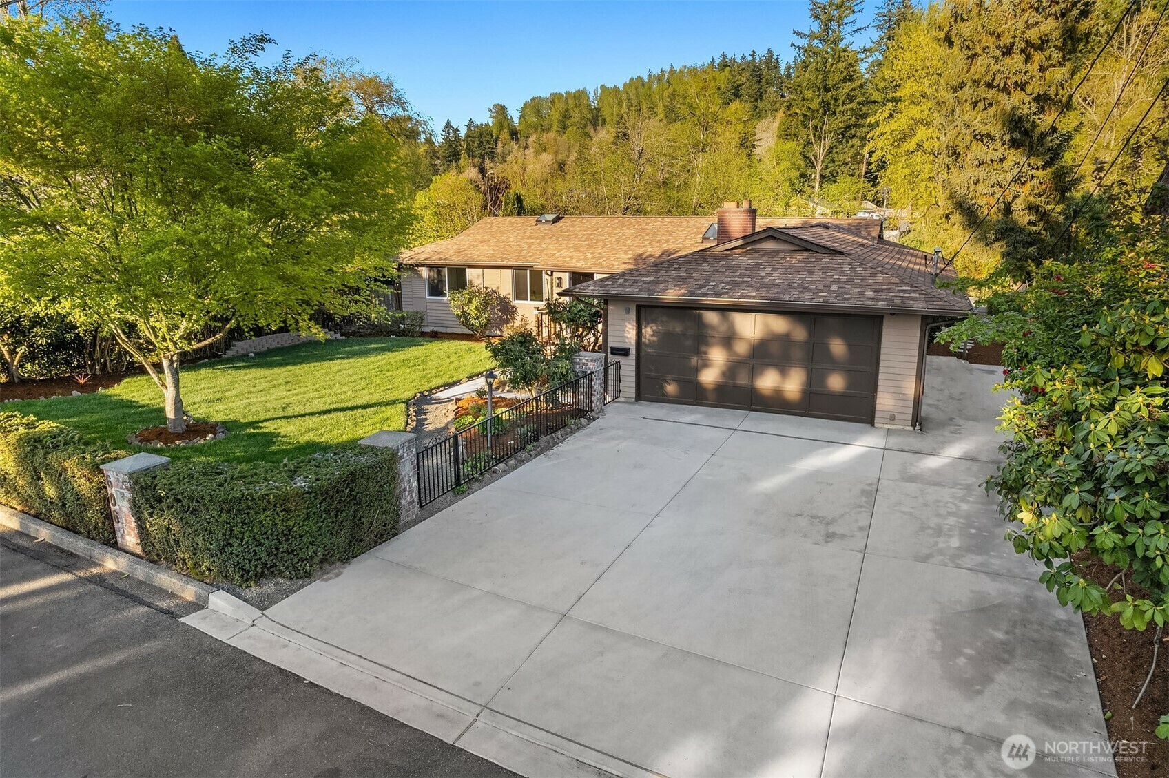 Property Photo: 606 Riverview Drive NE WA 98002