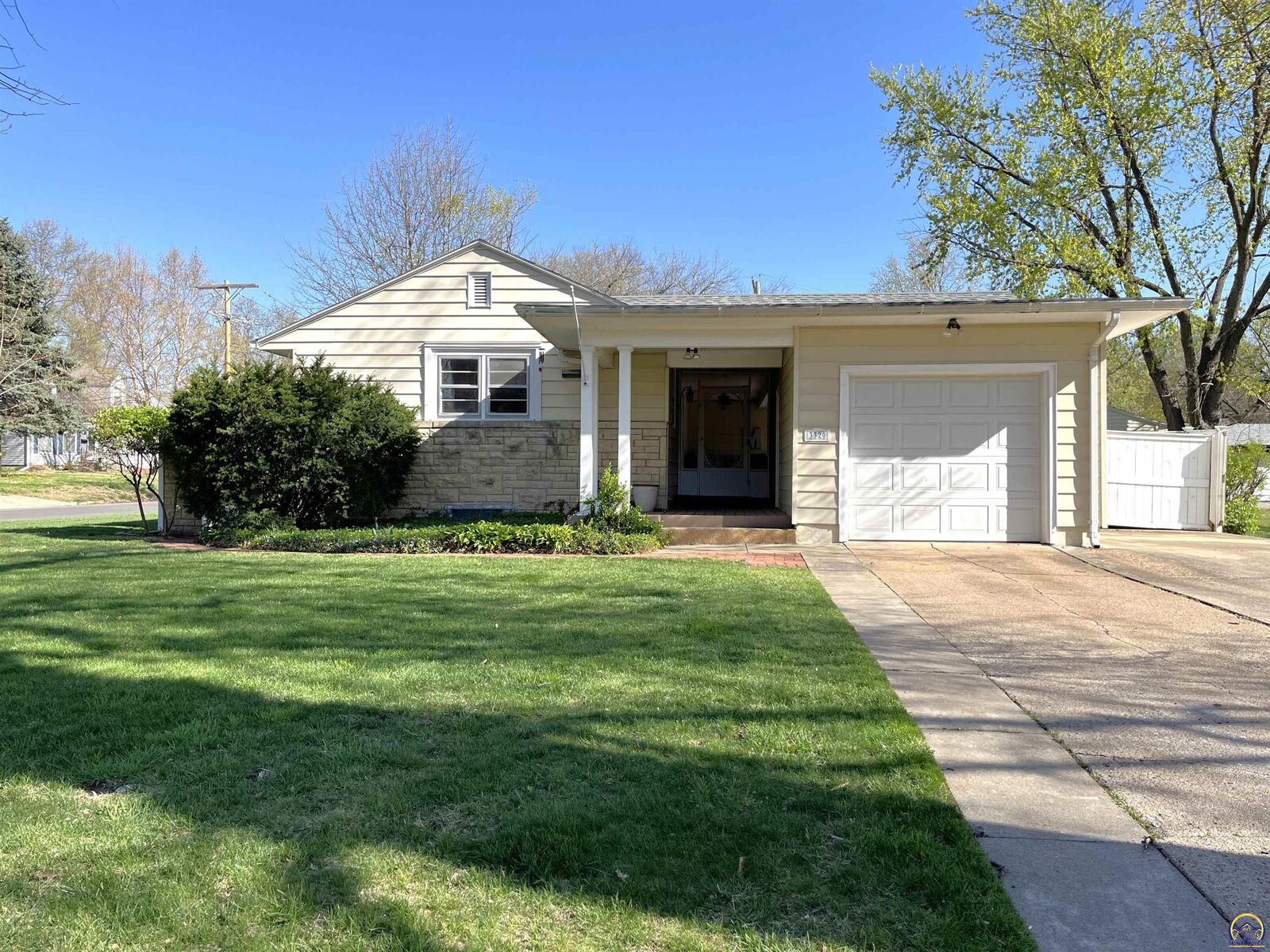 Property Photo:  3320 SW 20th St  KS 66604 