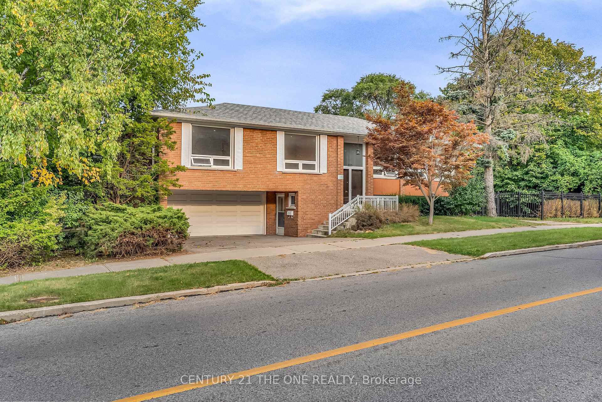 Property Photo: 225 Maxome Avenue ON M2M 3L3