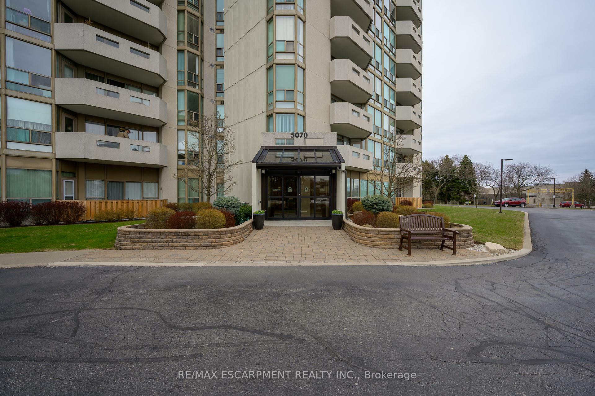Property Photo: 5070 Pinedale Avenue 1109 ON L7L 5V6