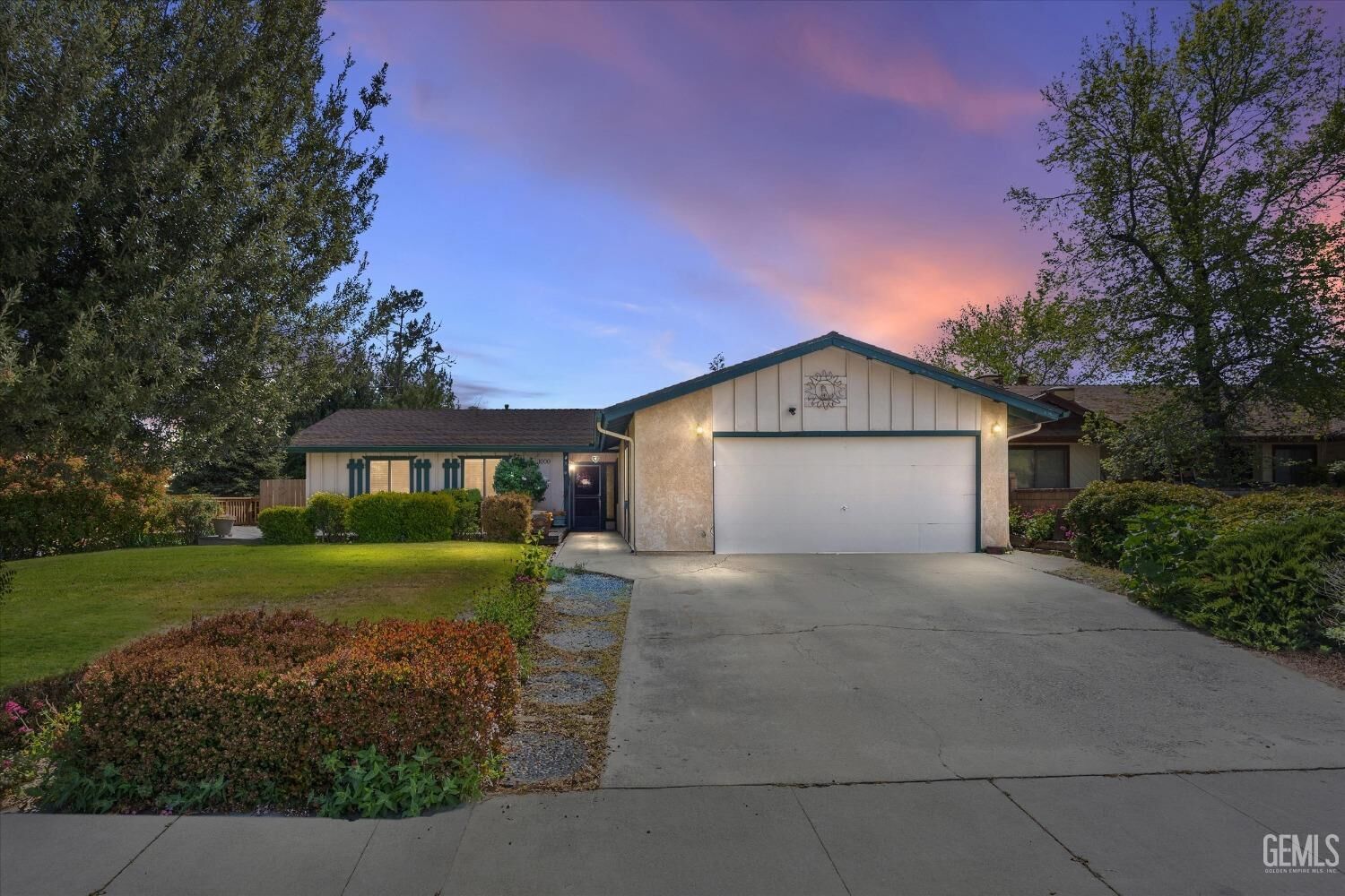 Property Photo:  1000 Cypress Way  CA 93561 