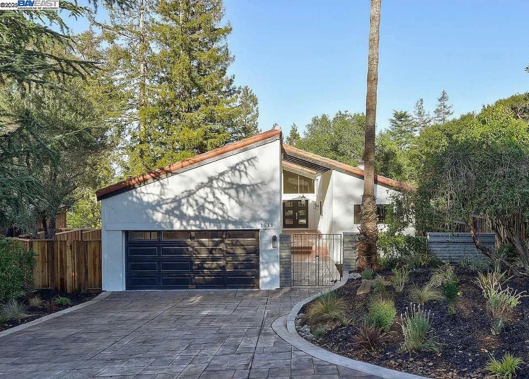 Property Photo: 1533 Topar Ave CA 94024