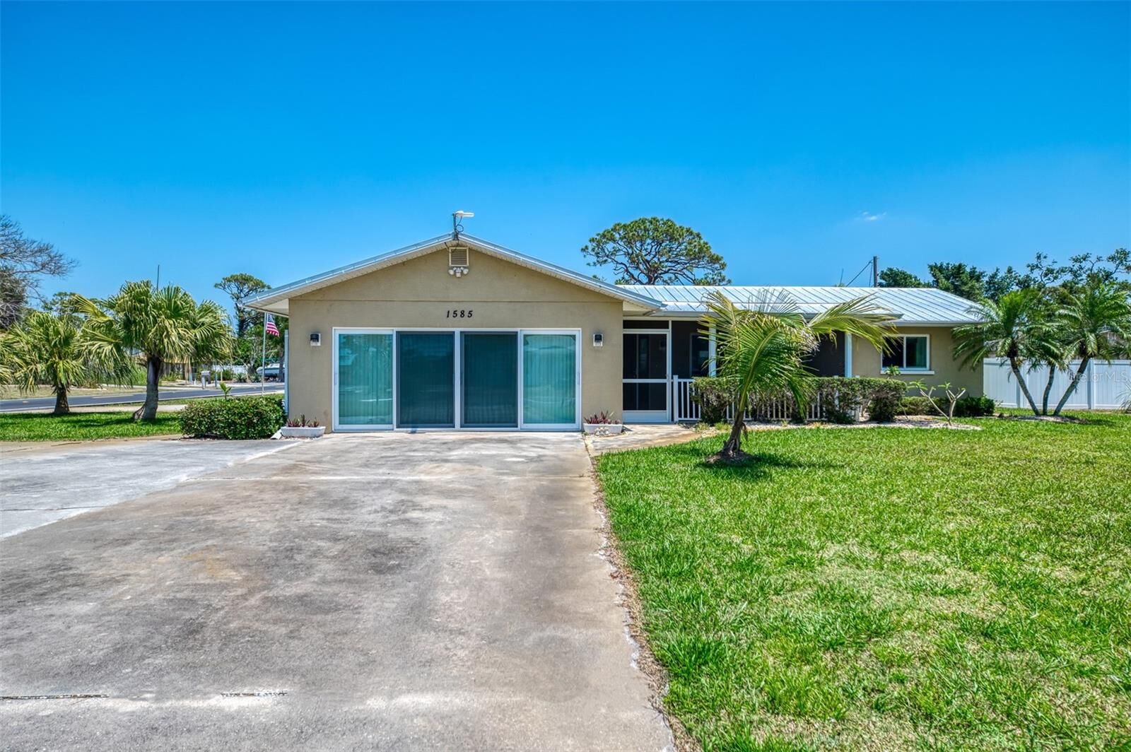 Property Photo: 1585 Poinciana Road FL 34293