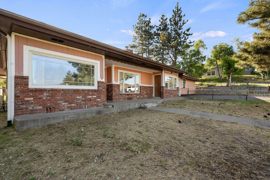 Property Photo: 2318 Modoc Street OR 97601