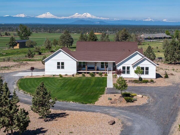 Property Photo: 12512 SW Cornett Loop OR 97753