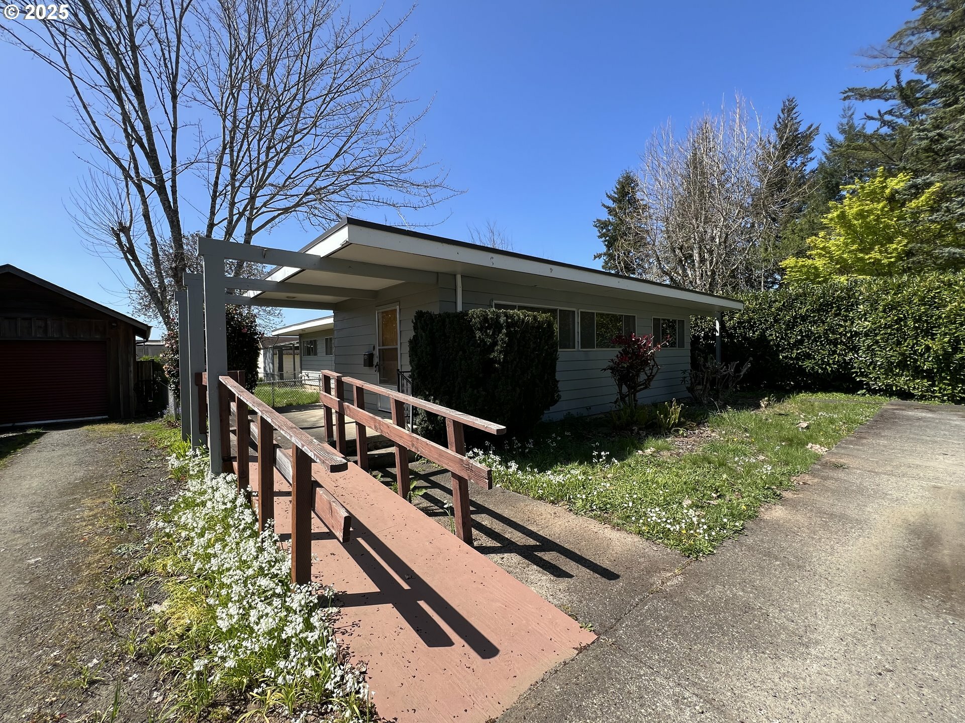 Property Photo: 259 N Henry St OR 97423