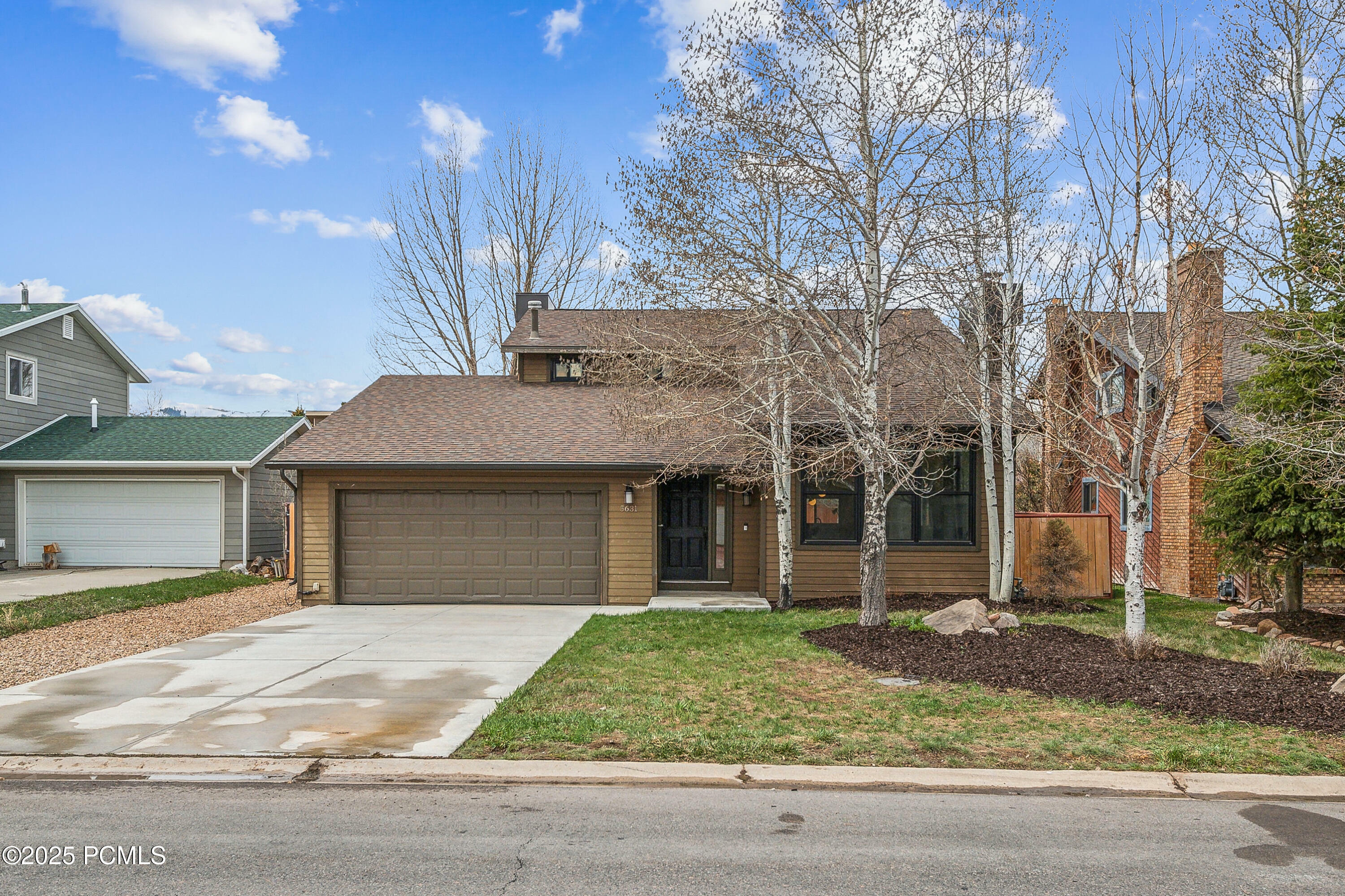 Property Photo: 5631 Kingsford Avenue UT 84098