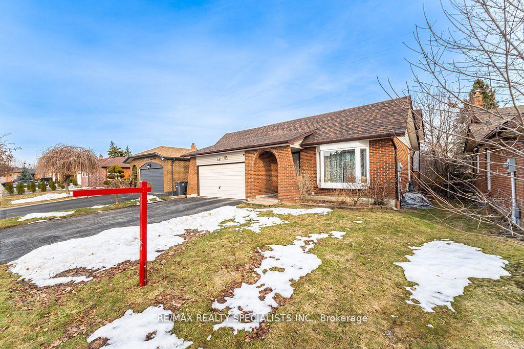 Property Photo: 36 Blackthorn Lane ON L6V 3K8