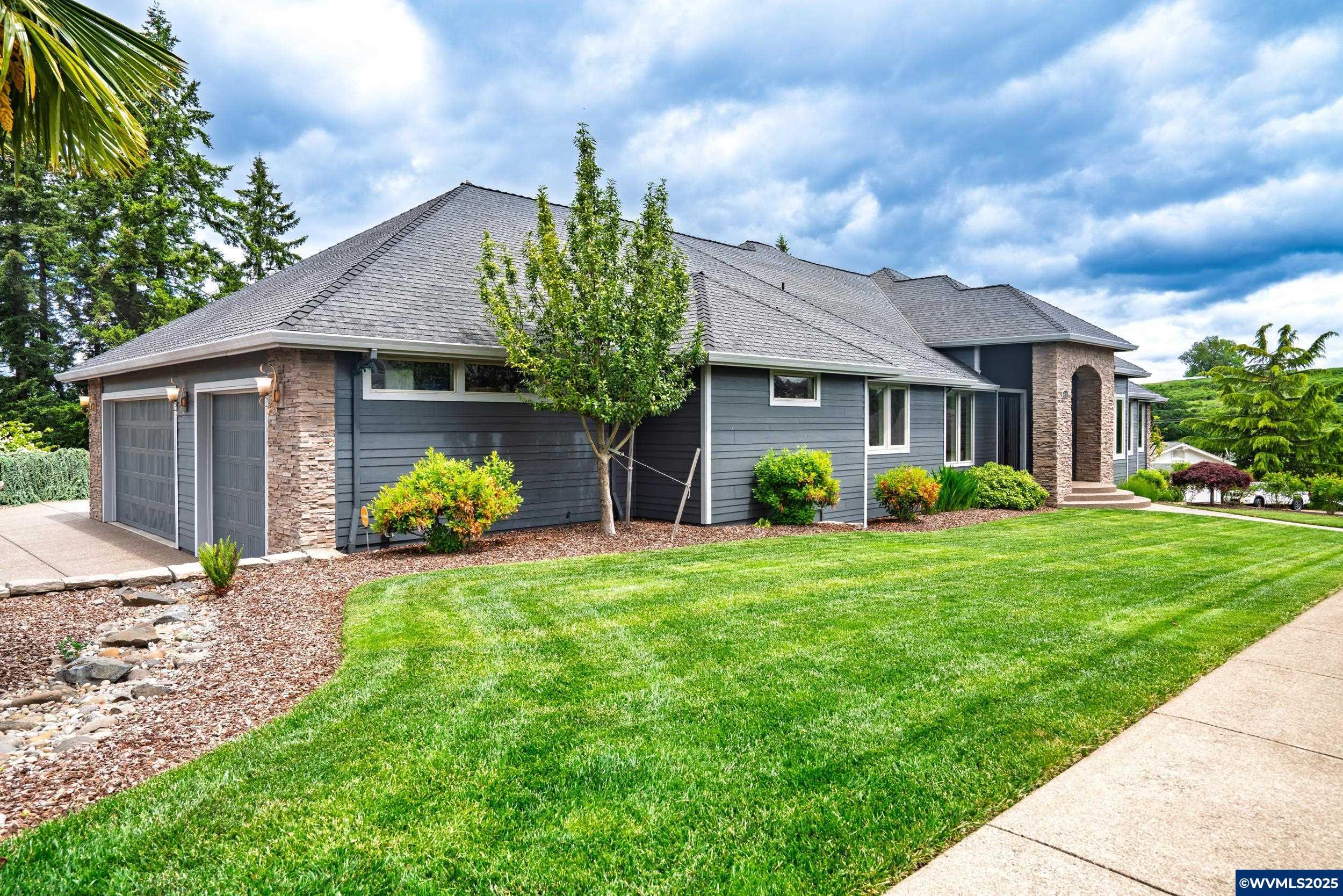 Property Photo: 2111 Celeen Av SE OR 97302