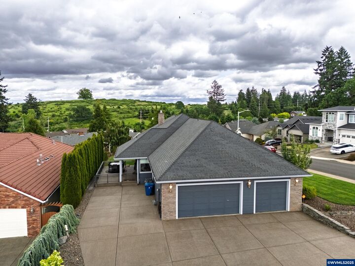 Property Photo: 2111 Celeen Av SE OR 97302