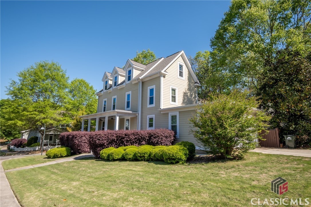 Property Photo: 15 Chestnut Oak Run GA 30607