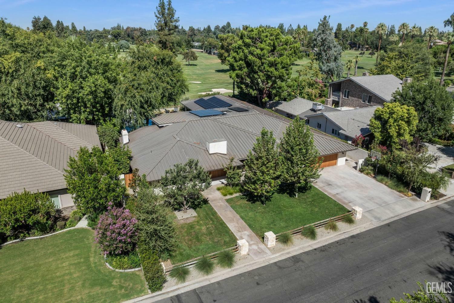 Property Photo: 1217 Tam O Shanter Drive CA 93309