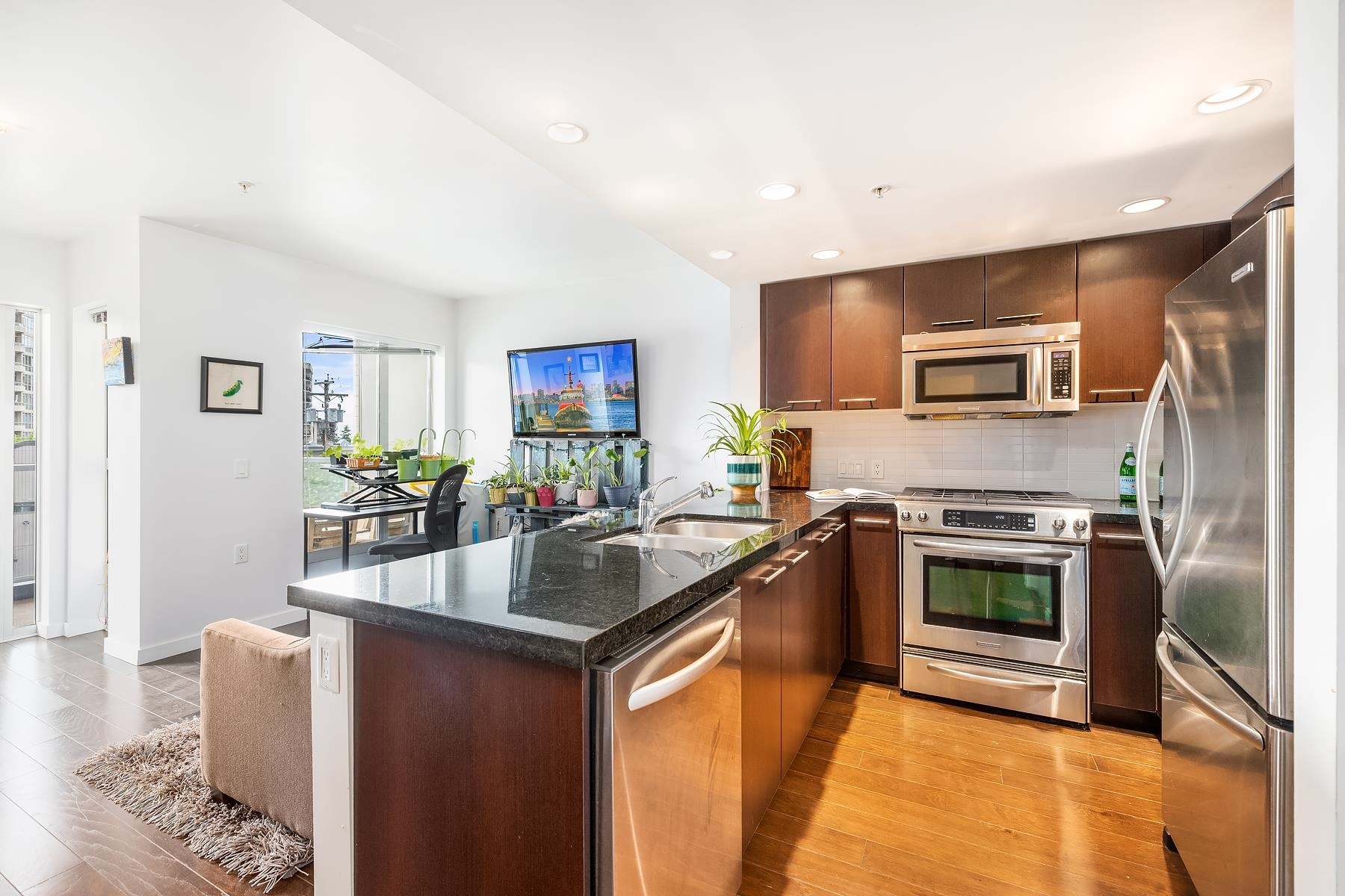 Property Photo:  1288 Chesterfield Avenue 207  BC V7M 0B1 