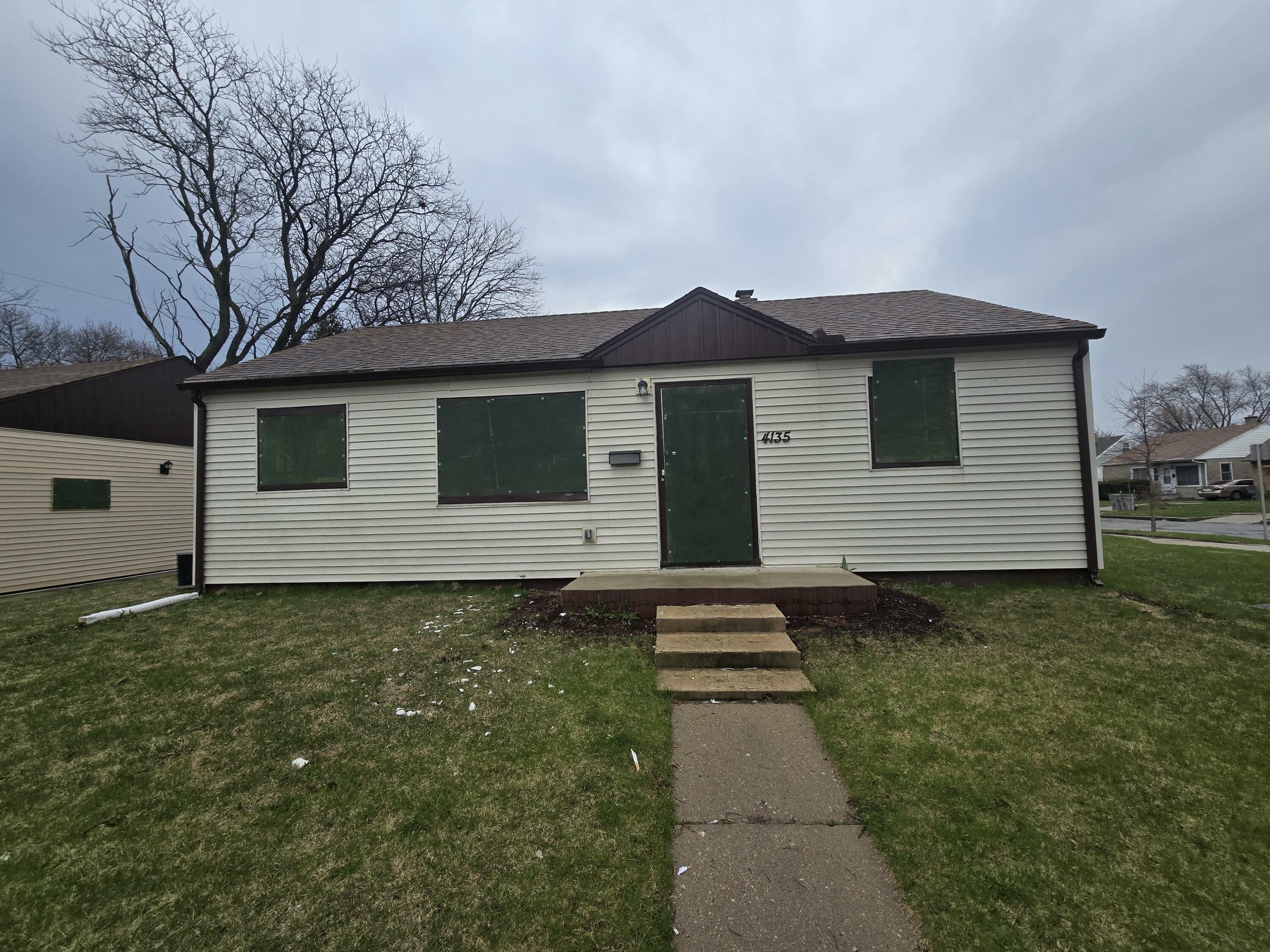 4135 W Eggert Pl  Milwaukee WI 53209 photo
