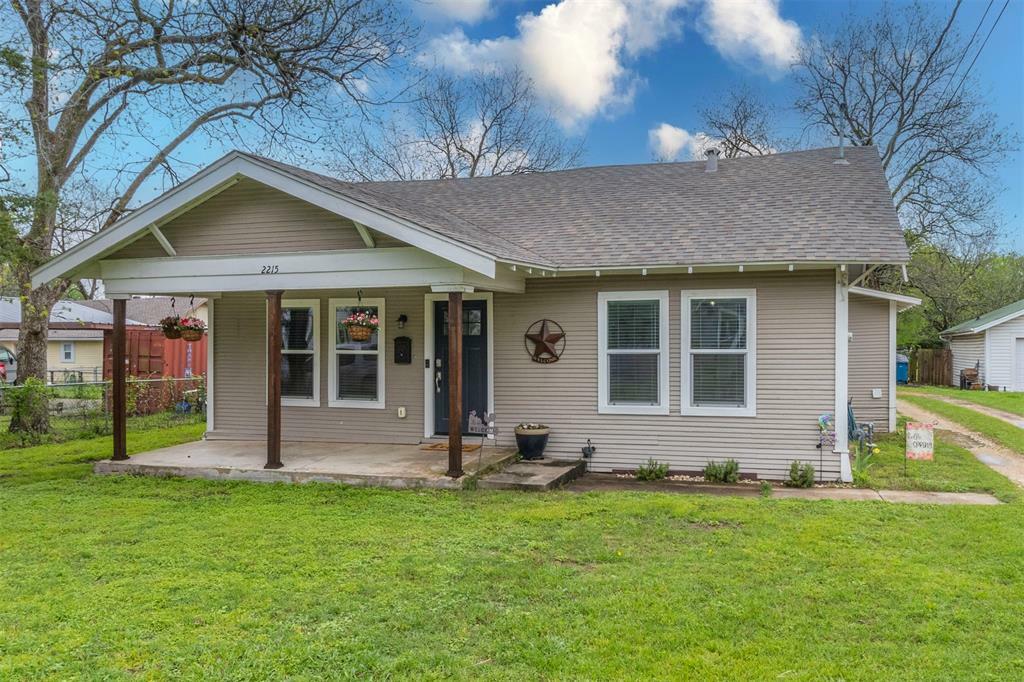 Property Photo: 2215 Park Row Boulevard TX 75110