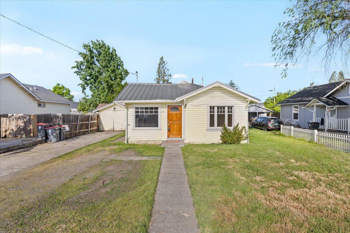 Property Photo: 425 N Columbus Avenue OR 97501