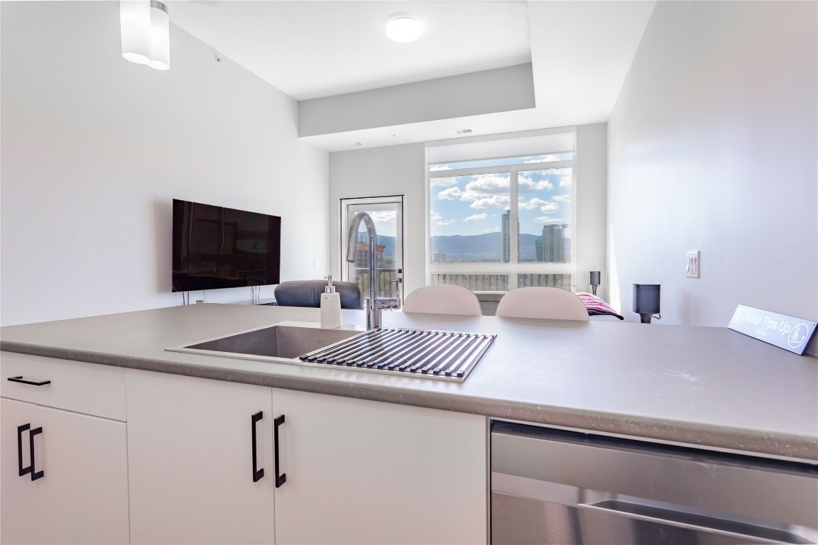 Property Photo:  1215 St Paul Street 606  BC V1Y 2C7 