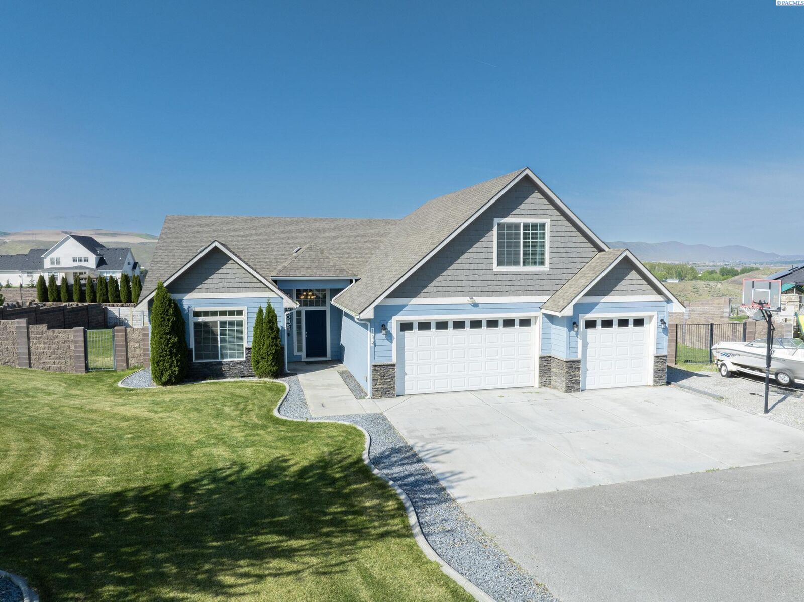 Property Photo:  114 S 727 Prse  WA 99338-0000 