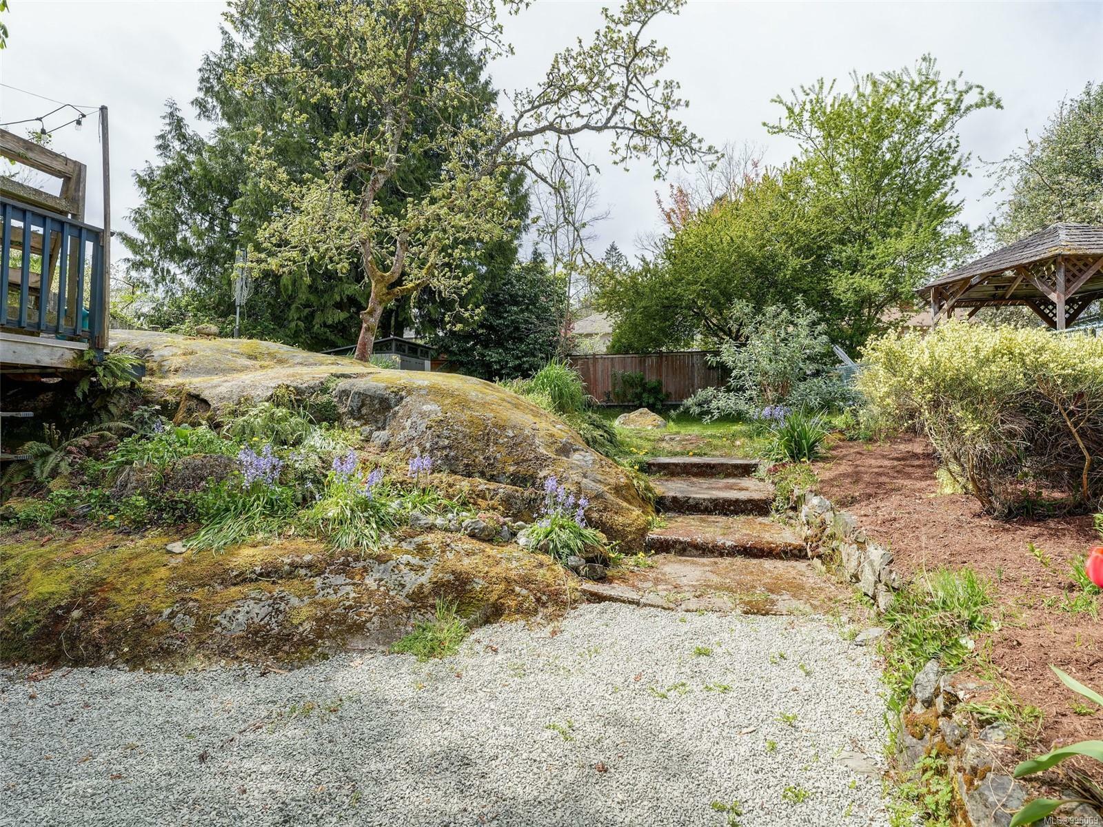 Property Photo: 450 Montcalm Ave BC V8Z 4S7