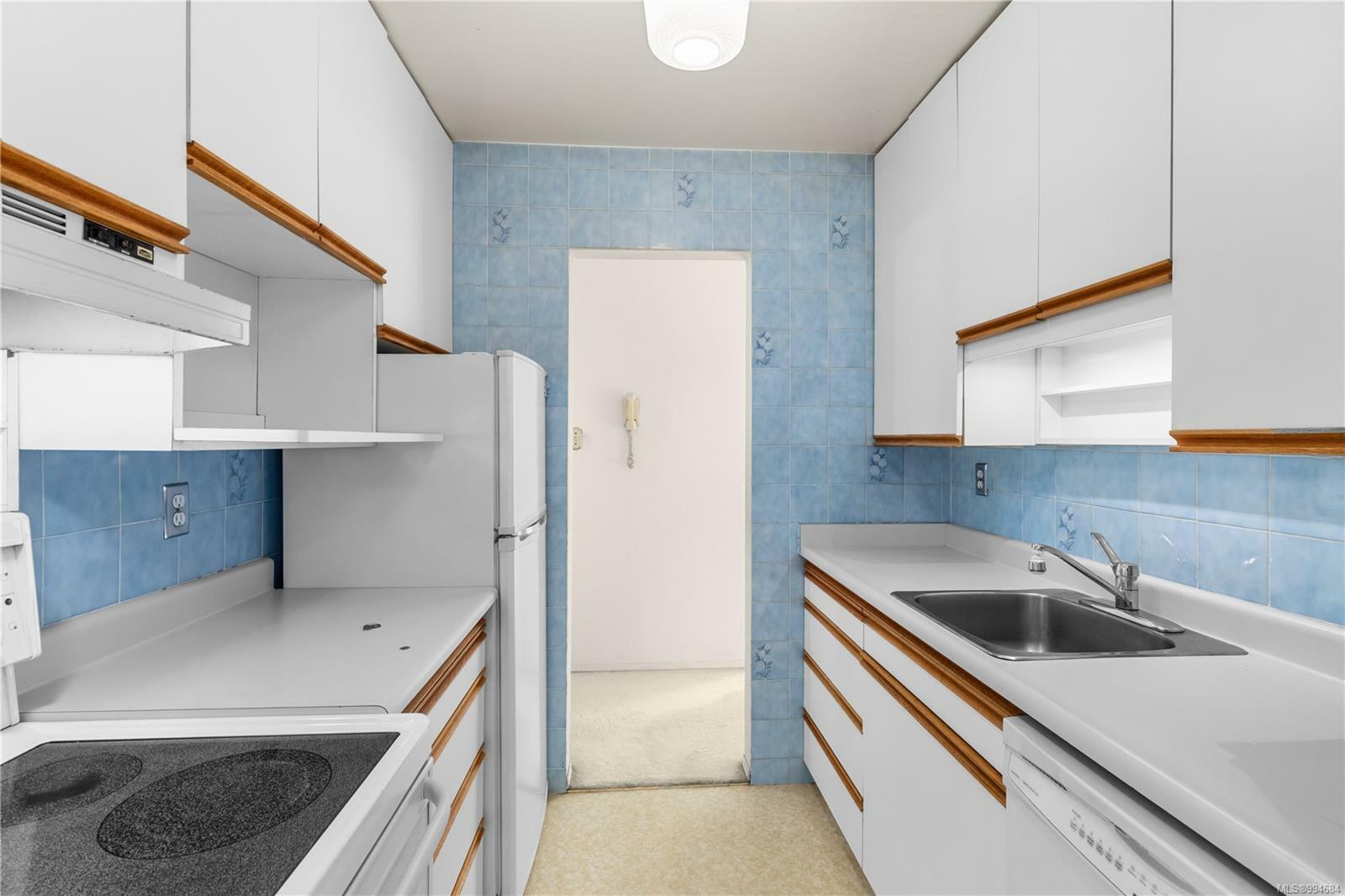Property Photo: 964 Heywood Ave 105 BC V8V 2Y5
