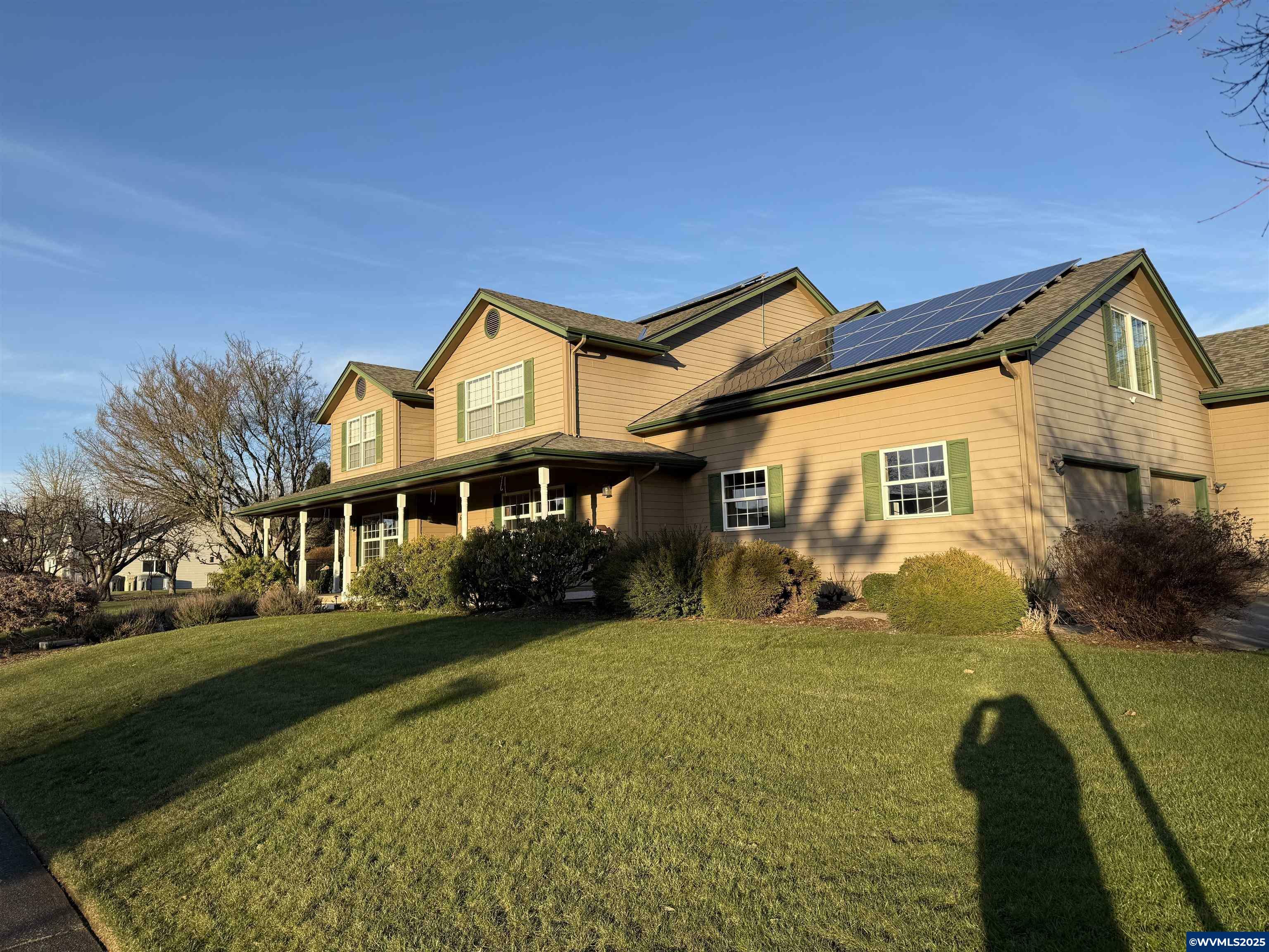 Property Photo:  692 SE Cypress Av  OR 97338 