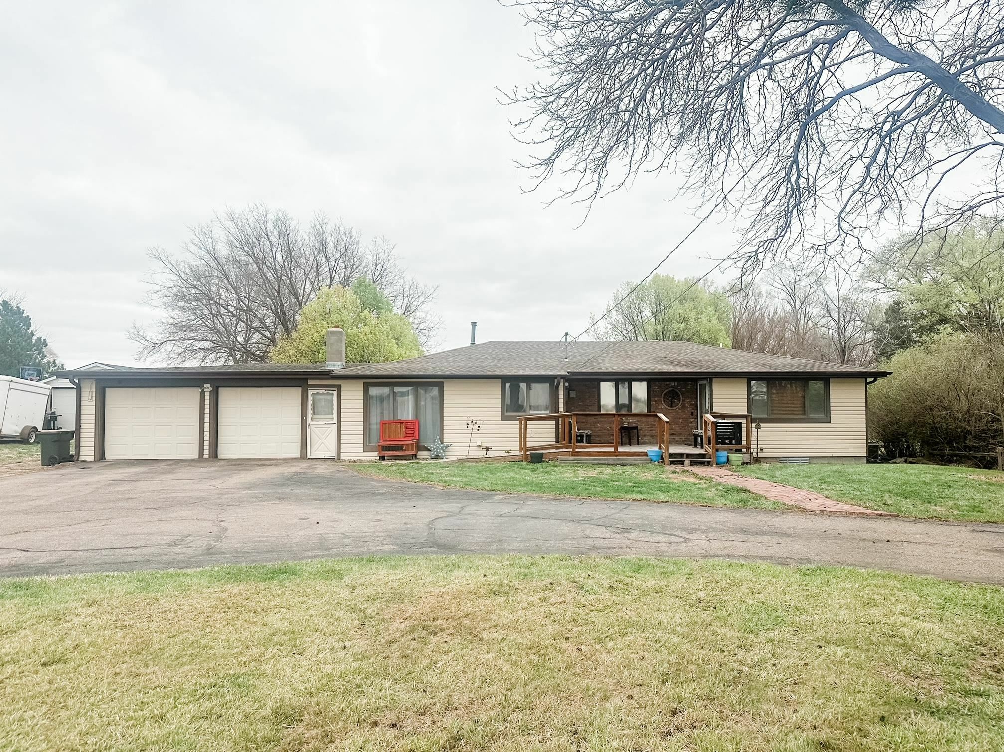Property Photo: 3625 S Willow St NE 69101