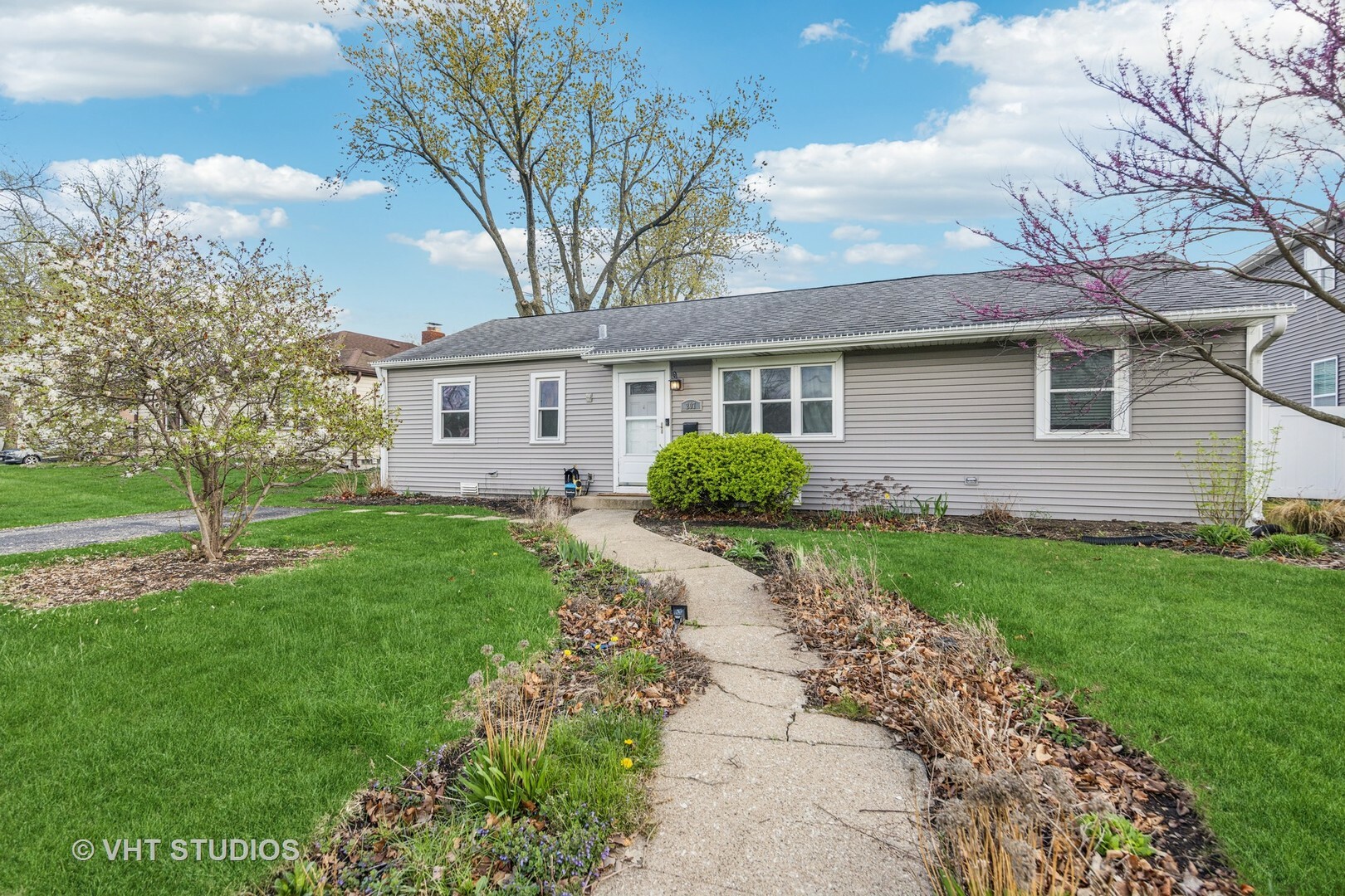 207 W Quincy Street  Westmont IL 60559 photo