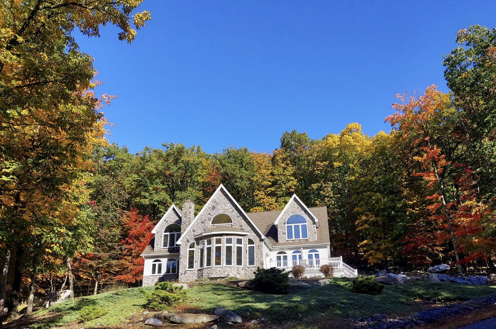 Property Photo: 8 Kickapoo Drive PA 18202