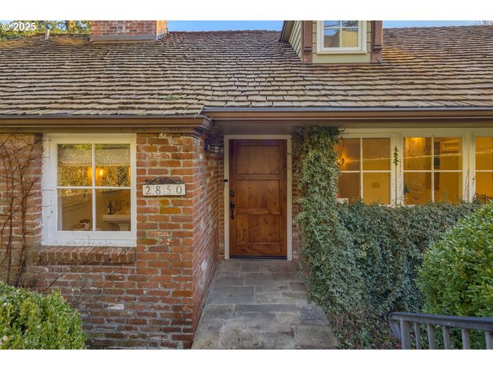 Property Photo: 2850 NW Verde Vista Ter OR 97210