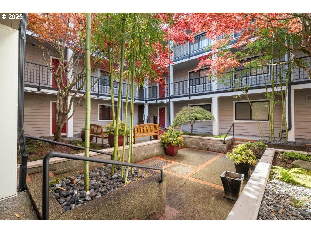 Property Photo: 6600 SE Division St 304 OR 97206