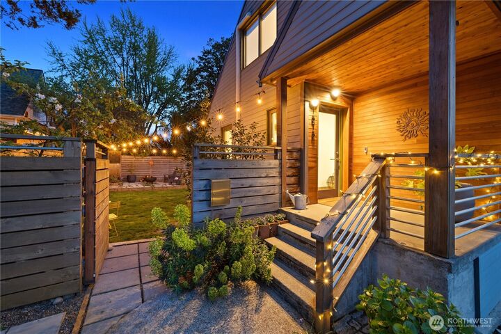 Property Photo:  1515 S Winthrop Street  WA 98144 