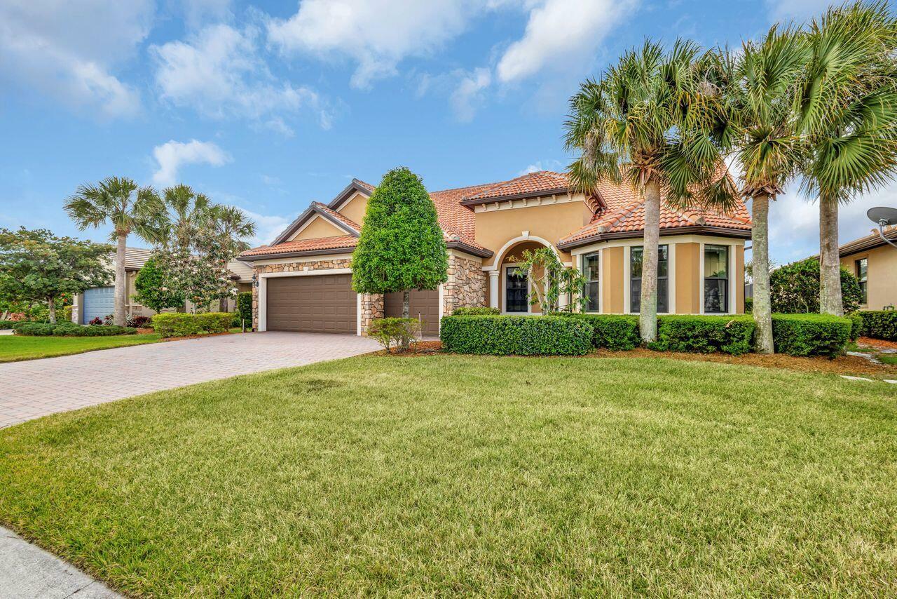 Property Photo: 420 SE Bancroft Court FL 34984