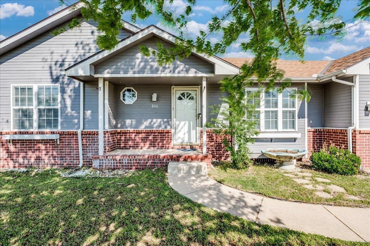 Property Photo: 846 E Karla Ct KS 67060
