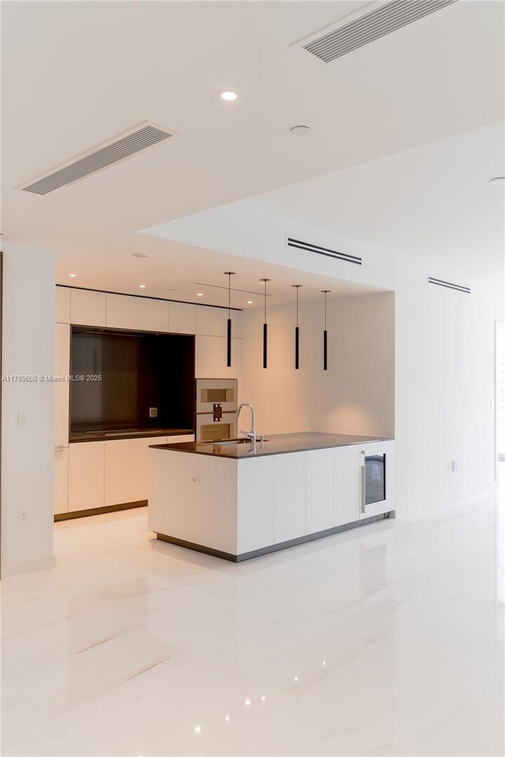 Property Photo:  300 Biscayne Blvd Way 1102  FL 33131 