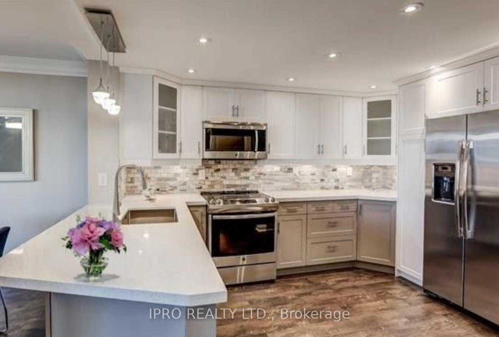 Property Photo: 7420 Bathurst Street 414 ON L4J 6X4