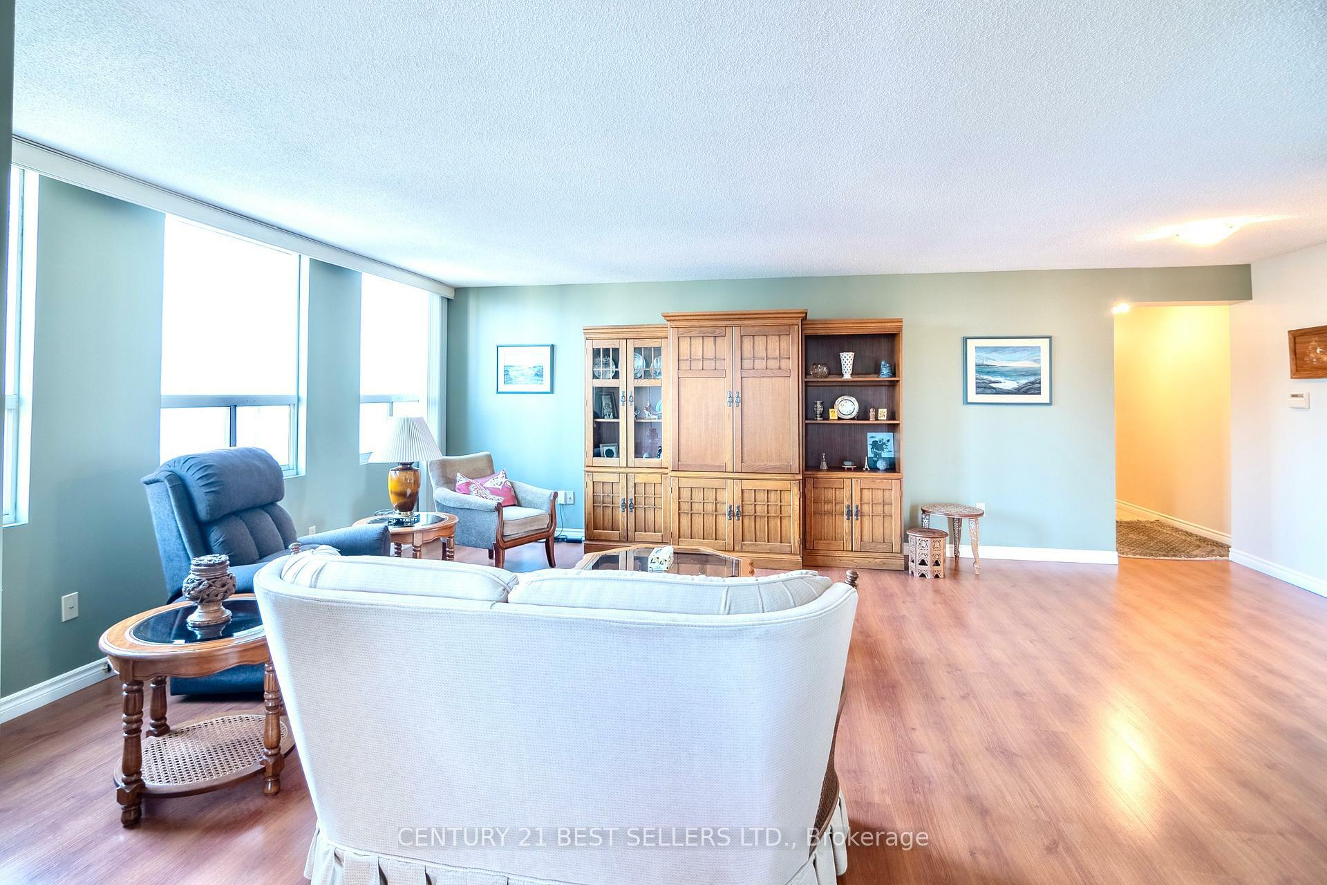 Property Photo: 3650 Kaneff Crescent 1803 ON L5A 4A1