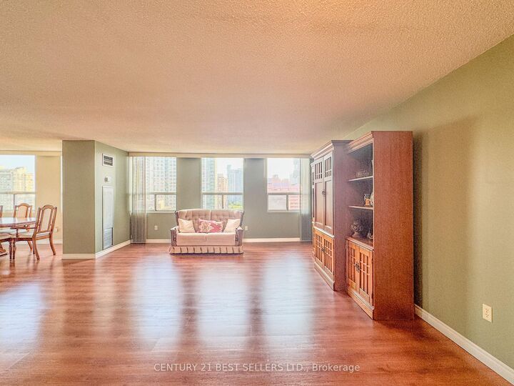 Photo de la propriété: 3650 Kaneff Crescent 1803 ON L5A 4A1