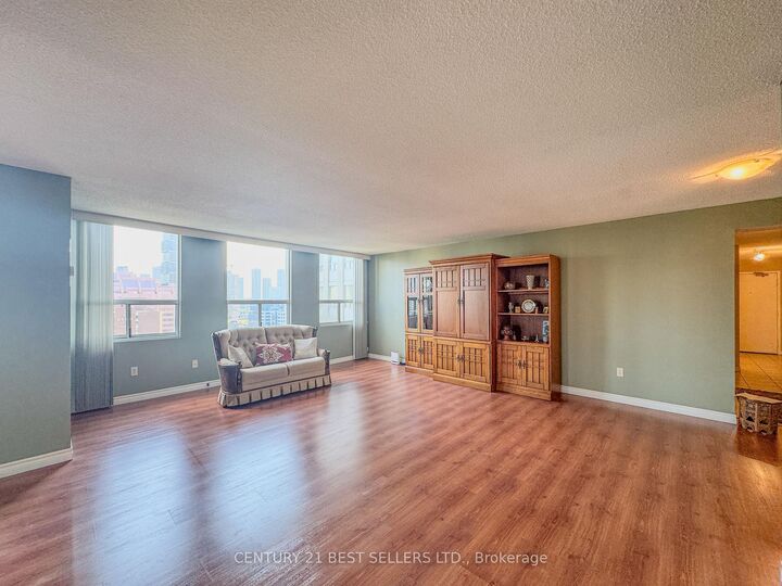 Property Photo:  3650 Kaneff Crescent 1803  ON L5A 4A1 